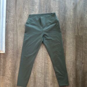 ALO Yoga Green Performance Leggings with Streamlined Fit